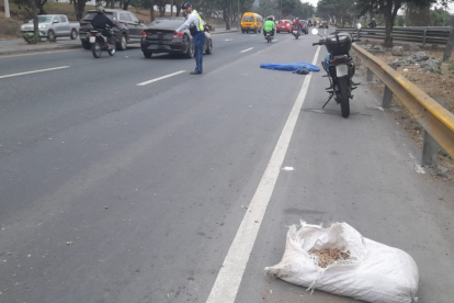 El cuerpo del adulto mayor quedó sobre la calzada.