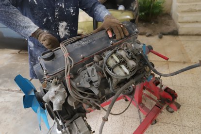 Quitar la tapa de las válvulas es el primer paso para desarmar el motor.