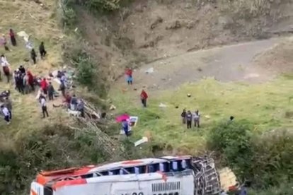 Comuneros del sector luchan por salvar a las personas atrapadas dentro y fuera del autobús.