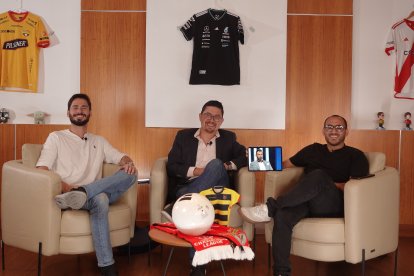 José Carlos Crespo (i), Daniel Navas y Sttefano Dueñas, conforman el panel de El Jueguito