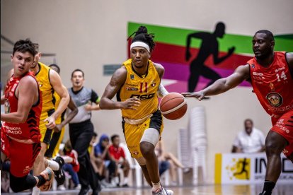 Emanuel Bunn (c), jugado refuerzo extranjero de Barcelona Caballito