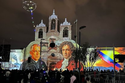 Festival de maping con la historia del Ecuador.