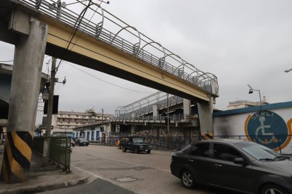 El puente permite el paso sobre la calle Antepara de personas con movilidad reducida. Sin embargo, no se lo usa.