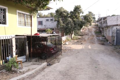 La vivienda de la familia y un vehículo estacionado en el interior quedaron con orificios de balas