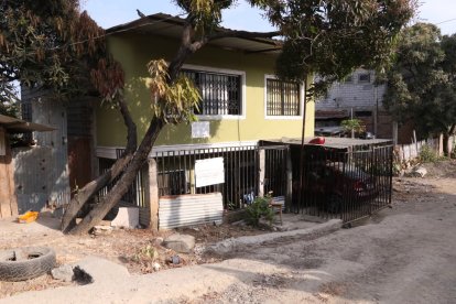 El triple crimen ocurrió dentro de esta vivienda ubicada en el distrito Nueva Prosperina.