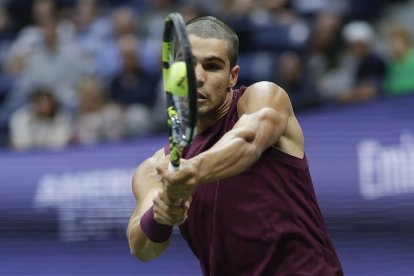 Carlos Alcaraz venció con autoridad al italiano Mattia Bellucci por 6-1, 6-0 y 6-3.
