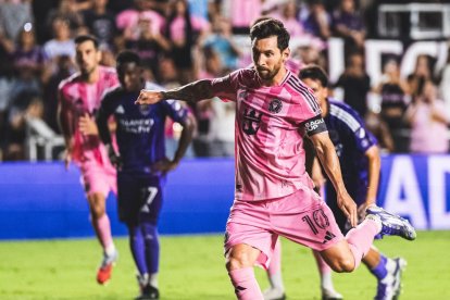 El astro argentino Lionel Messi convierte el 1-1 desde los doce pasos, iniciando la remontada del Inter Miami.