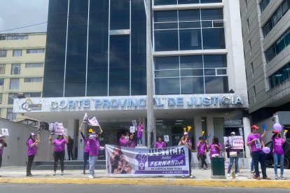 Los familiares de la víctima hicieron un plantón afuera de la Corte Provincial