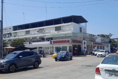 Familiares de pacientes del Hospital Teodoro Maldonado Carbo denuncian que tienen que rogar a los doctores para conocer el estado de sus parientes internados.