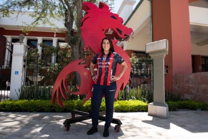 La futbolista Ámbar Torres recibe con Dragonas IDV a Universidad Católica, por la ida de las semifinales de la SuperLiga Femenina ecuatoriana