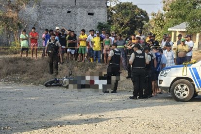 Al hombre le dispararon en circulación y su cuerpo cayó de la motocicleta.