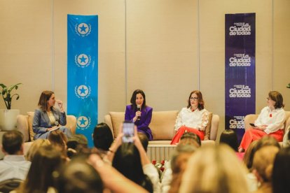 Mujeres profesionales y emprendedoras participan en la presentación del programa Mujer Futura en Guayaquil.