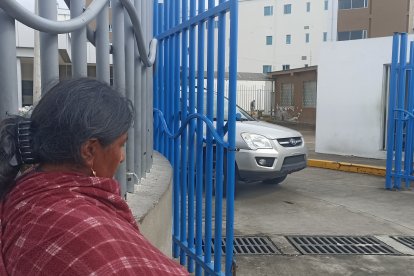 familiares aún esperan por sus allegados que siguen hospitalizados en Ambato y Quito, tras consumir licor, al parecer sin registro sanitario.
