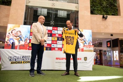 El presidente de la FEF, Francisco Egas, (d) entrega una camiseta conmemorativa al vicepresidente de mercadeo y gestión de clientes de Corporación Favorita, Jesús Azofeifa