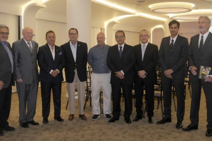 El autor del libro, Kenny Castro (c), rodeado de los dirigentes y personalidades del tenis en los últimos 25 años.