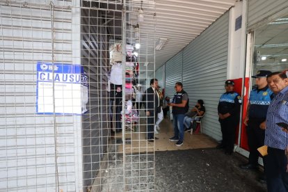 Momento en que Franklin Coloma encuentra al funcionario municipal inspeccionando su negocio.