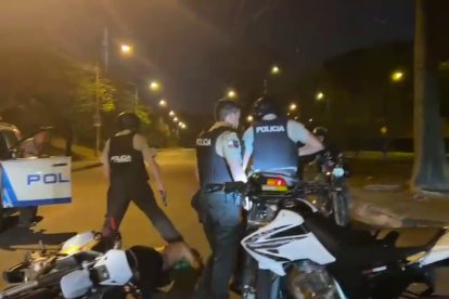 Momento en que los policías retuvieron a los tres sospechosos.