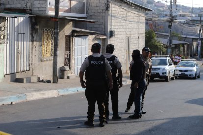 Policías acudieron al sitio para recabar datos, indicios y retirar el cuerpo.