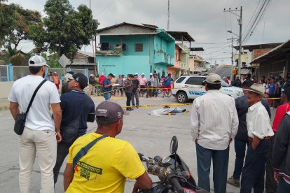 Policías investigan el caso del asesinato de un motociclista ocurrido en el recinto Yurima.