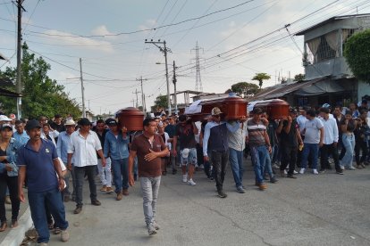 Una multitud acompañó la caravana fúnebre.