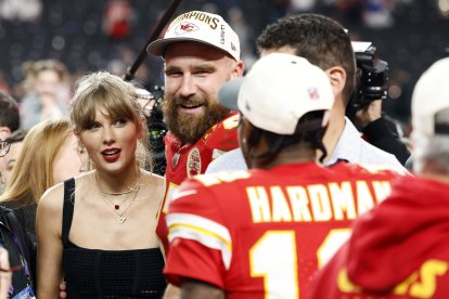 El jugador de los Kansas City Chiefs conoció a Taylor Swift en 2022, y no fue sino hasta 2023 en que hicieron oficial su noviazgo. Ella se ha vuelto figura importante en su carrera