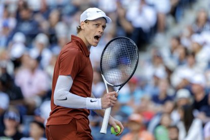 Sinner doblegó al canadiense Denis Shapovalov (n.29) por 5-7, 6-4, 6-3 y 6-3.