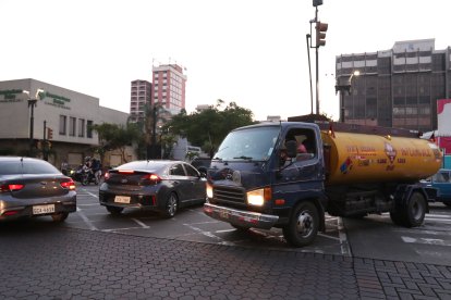 Tráfico colapsado en las calles Tulcán y 9 de Octubre, en el centro de Guayaquil.