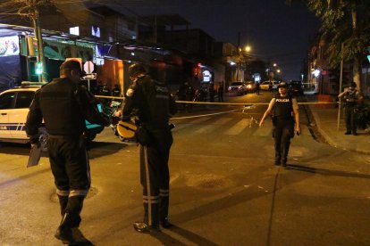 Policías acudieron al sitio del suceso para recabar indicios.