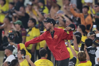 Hinchas de Barcelona SC exoresan desde las gradas su inconformidad con el equipo que dirige Ismael Rescalvo.