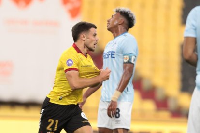 Joaquín Valiente (i) anotó el primer gol en el duelo de Barcelona ante Universidad Católica en el estadio Monumental.