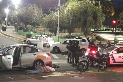 Durante un operativo fueron capturados los dos extranjeros sospechosos quienes se movilizaban con un vehículo reportado como robado.