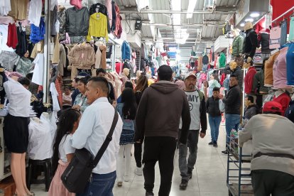 En los mercados de ropa de Ambato, las familias priorizaron la compra de ropa interior, medias y útiles escolares.
