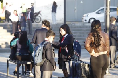 Los familiares de los estudiantes los preparaban para el ingreso a clases.
