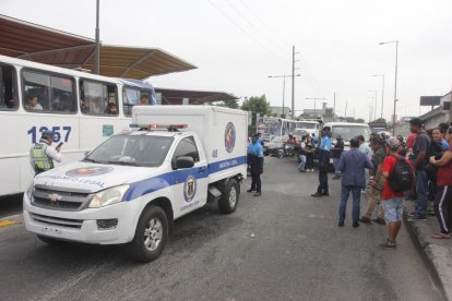 Agentes de tránsito y criminalística realizaron el levantamiento del cadáver en la entrada de la 8.