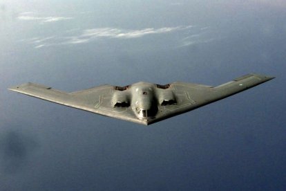 Con diseño tipo ala volante y sigilo avanzado, el B-2 es clave en operaciones estratégicas.