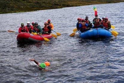Paúl “Negro” Quinteros desafió el frío de la Laguna de Pisayambo en el Parque Nacional Llanganates.en Píllaro.