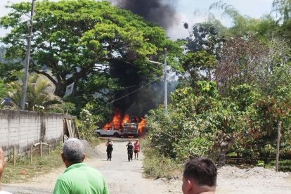 Dos vehículos fueron incinerados por el populacho en el cantón Olmedo