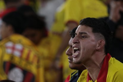 El reclamo de los hinchas de Barcelona es permanente en partidos de local y de visitante.