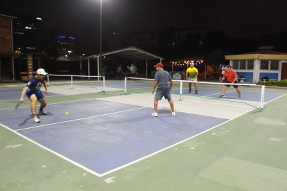 Pickleball Guayaquil Complex, en la ciudadela Kennedy Norte, Guayaquil, congrega a esta nueva comunidad que está en crecimiento y que llena de deportes las noches.