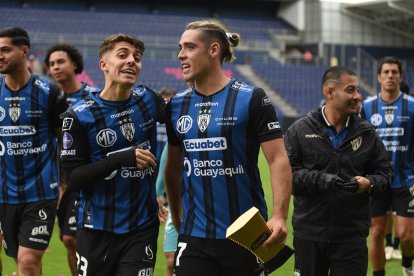 El delantero Claudio Spinelli (c) fue la gran figura al marcar un doblete en la victoria 4-0 de Independiente del Valle sobre Técnico Universitario.