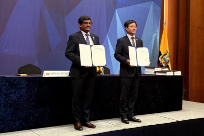 El ministro ecuatoriano Luis Alberto Jaramillo y su homólogo surcoreano Yeo Han-Koo firman el Acuerdo Estratégico de Cooperación Económica (SECA), que permitirá exportaciones ecuatorianas con arancel 0 a Corea del Sur.