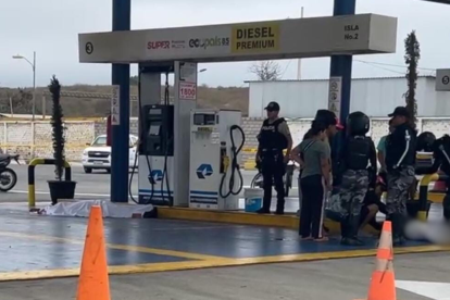 El cuerpo del joven quedó tendido en la estación de servicio donde trabajaba, tras recibir un disparo en la cabeza. Agentes de Criminalística acordonaron la zona para levantar indicios.