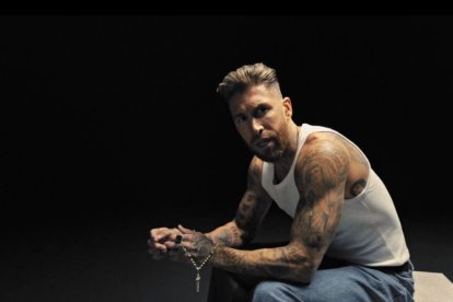 El zaguero sevillano sorprende con su faceta musical desde México.