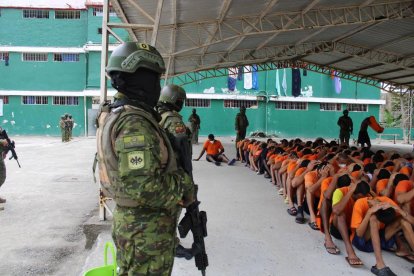 Un grupo de militares resguardan a los reclusos en el patio de la cárcel de Esmeraldas, mientras se realiza el operativo.