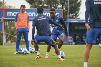 La selección ecuatoriana de fútbol dejó Quito para concentrarse en Buenos Aires, previo a la fecha 17