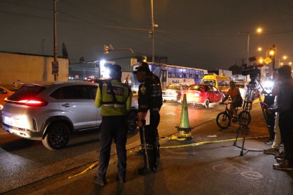 Agentes de tránsito en el lugar del accidente de tránsito.