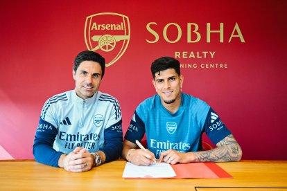 Mikel Arteta, técnico del Arsenal, y el defensa ecuatoriano Piero Hincapié.