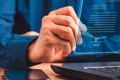 La firma electrónica agiliza trámites bancarios porque elimina los desplazamientos.