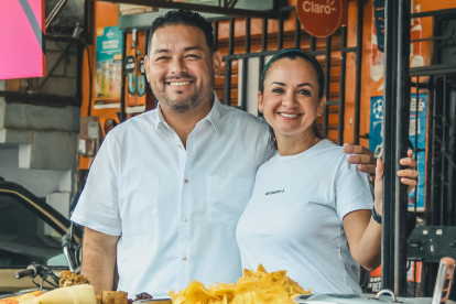 Marvin Salas, alcalde de Nobol, junto a la prefecta del Guayas, Marcela Aguiñaga.
