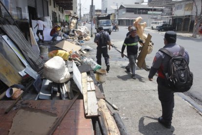 Bomberos atendieron un incendio estructural que generó una densa humareda en el centro de Guayaquil.